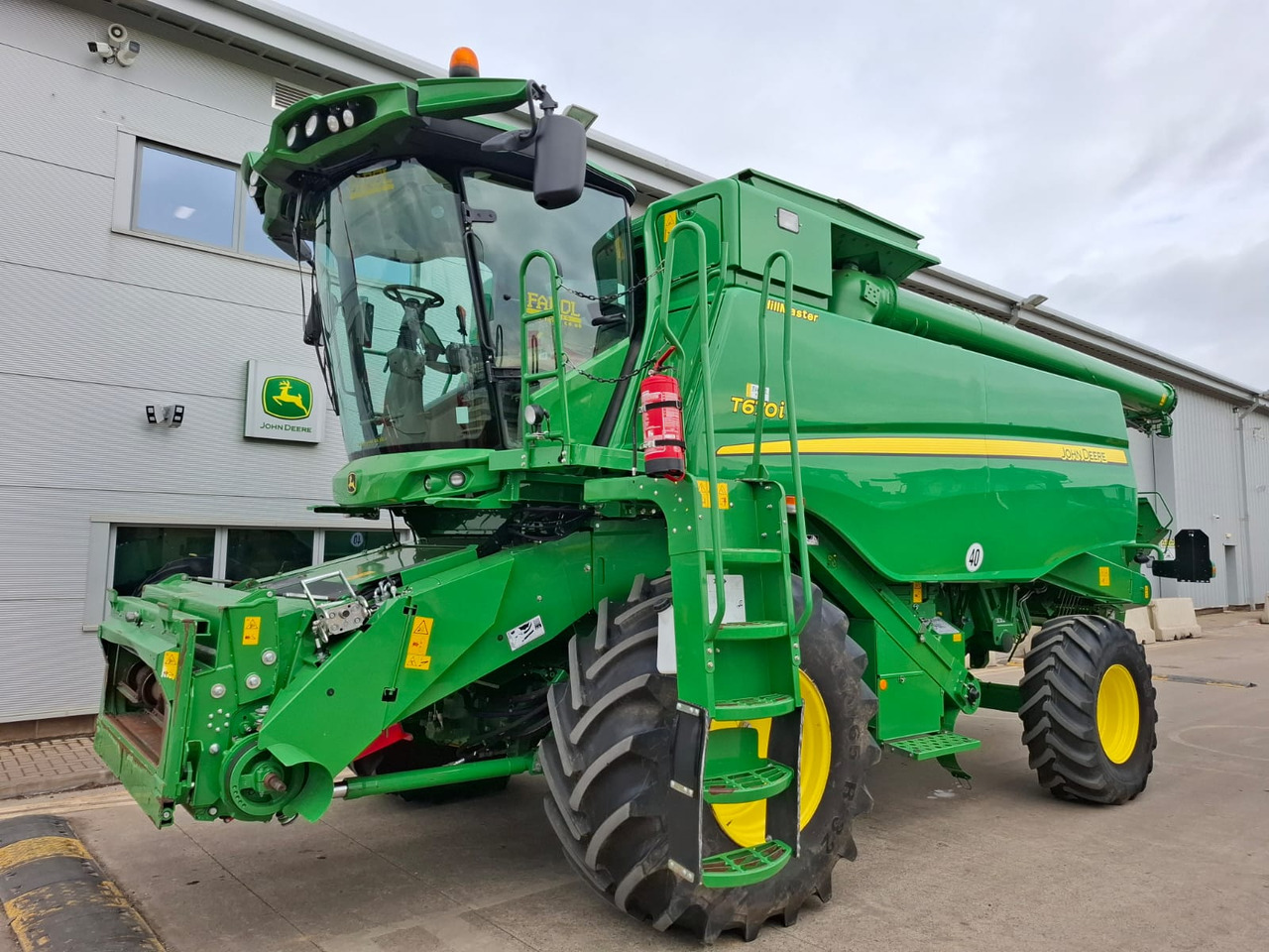 John Deere T670 - Kombájn: 1 kép. John Deere T670 - Kombájn: 1 kép.