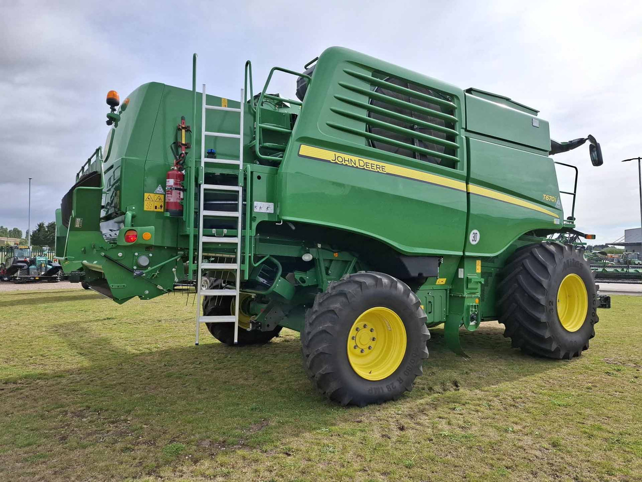 John Deere T670 - Kombájn: 4 kép. John Deere T670 - Kombájn: 4 kép.