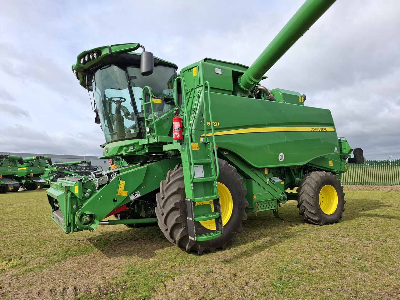 John Deere T670 - Kombájn: 2 kép. John Deere T670 - Kombájn: 2 kép.