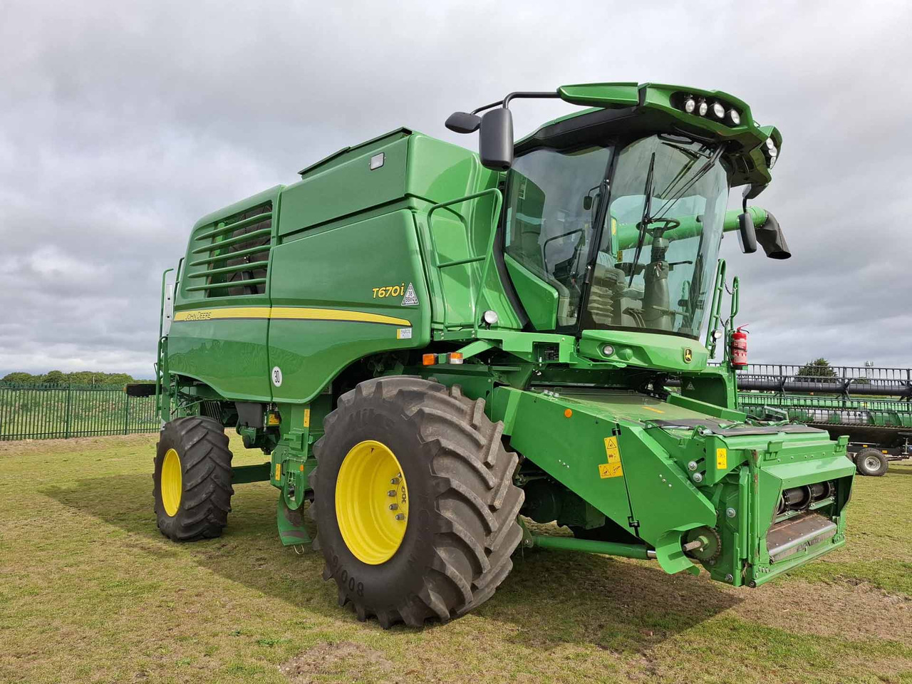 John Deere T670 - Kombájn: 1 kép. John Deere T670 - Kombájn: 1 kép.