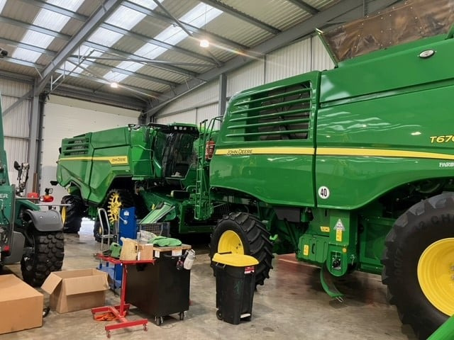 John Deere T670i - Kombájn: 5 kép. John Deere T670i - Kombájn: 5 kép.