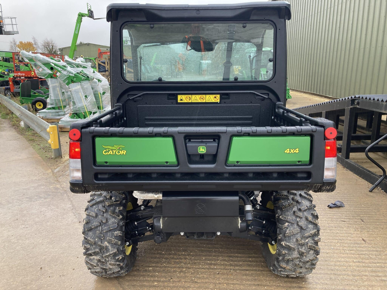 John Deere XUV835M Gator - ATV/ Quad: 4 kép. John Deere XUV835M Gator - ATV/ Quad: 4 kép.