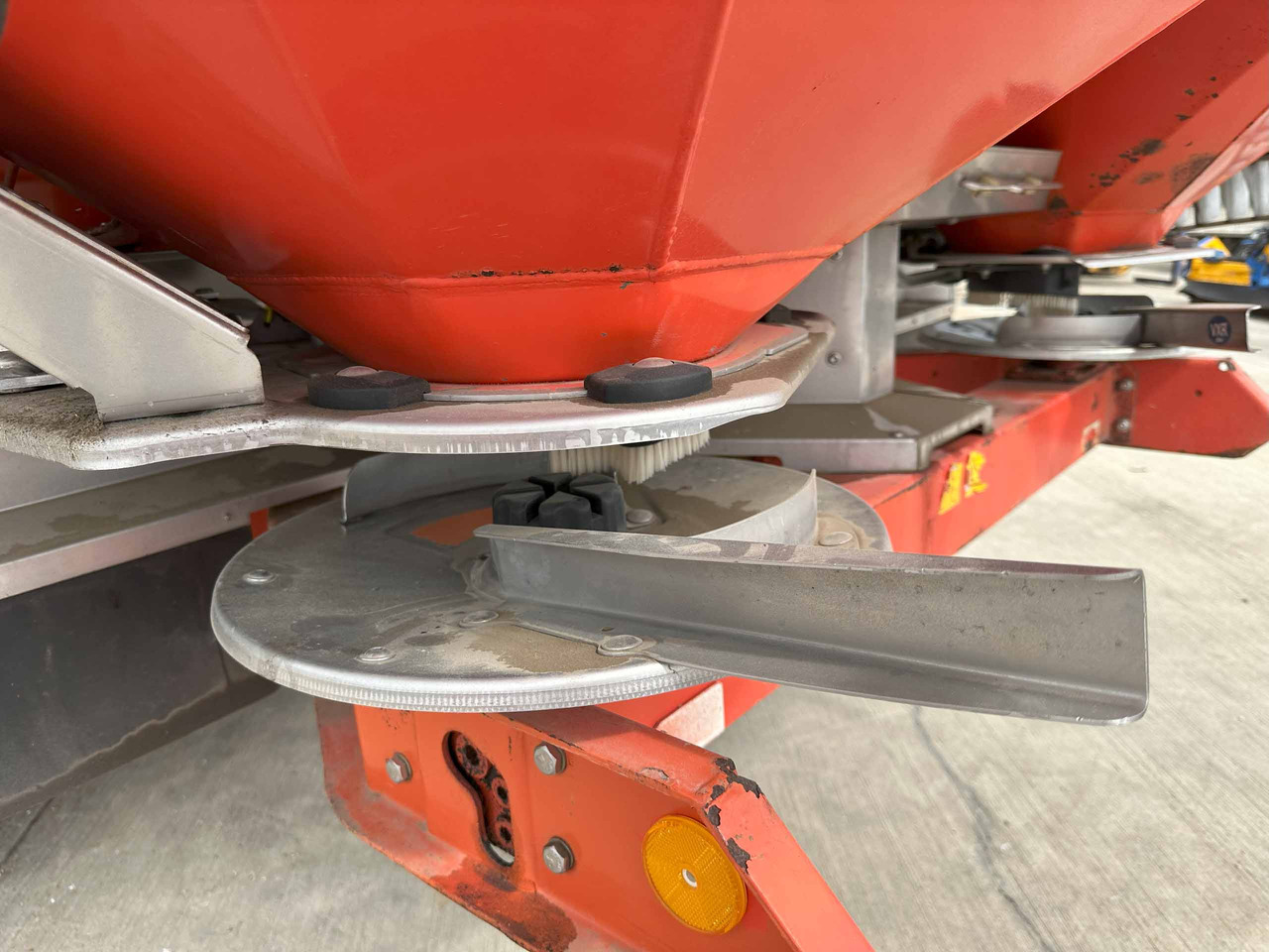 Kuhn Axis 40.1W - Műtrágyaszóró: 3 kép. Kuhn Axis 40.1W - Műtrágyaszóró: 3 kép.