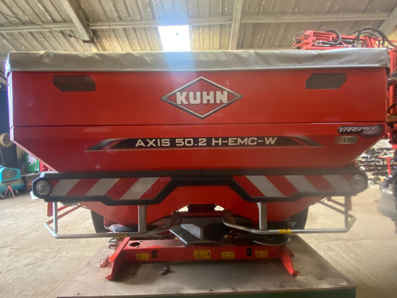 Kuhn Axis 50.2 H-EMC-W - Műtrágyaszóró: 1 kép. Kuhn Axis 50.2 H-EMC-W - Műtrágyaszóró: 1 kép.