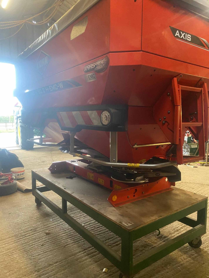 Kuhn Axis 50.2 H-EMC-W - Műtrágyaszóró: 4 kép. Kuhn Axis 50.2 H-EMC-W - Műtrágyaszóró: 4 kép.