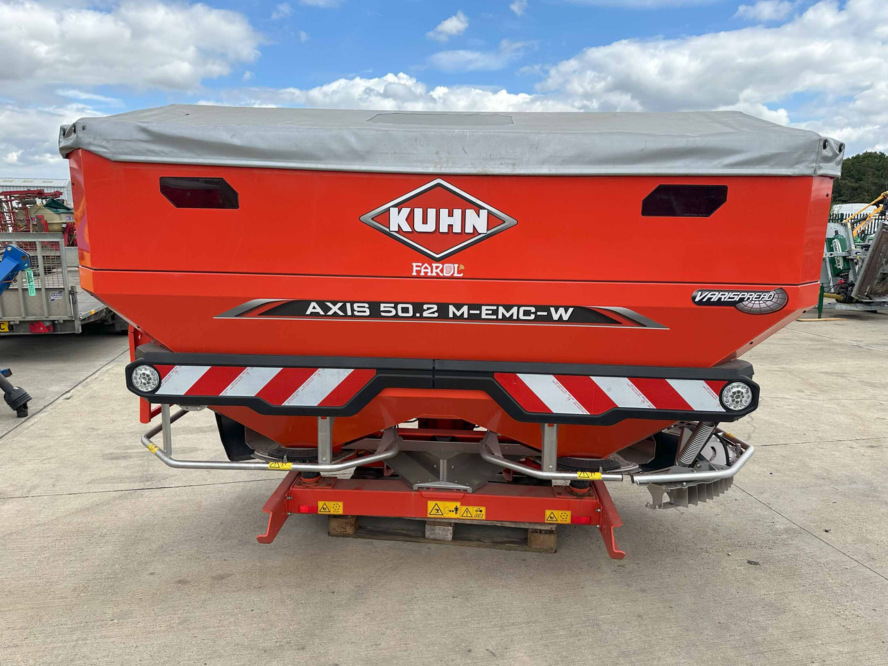Kuhn Axis 50.2 M-EMC-W - Műtrágyaszóró: 1 kép. Kuhn Axis 50.2 M-EMC-W - Műtrágyaszóró: 1 kép.