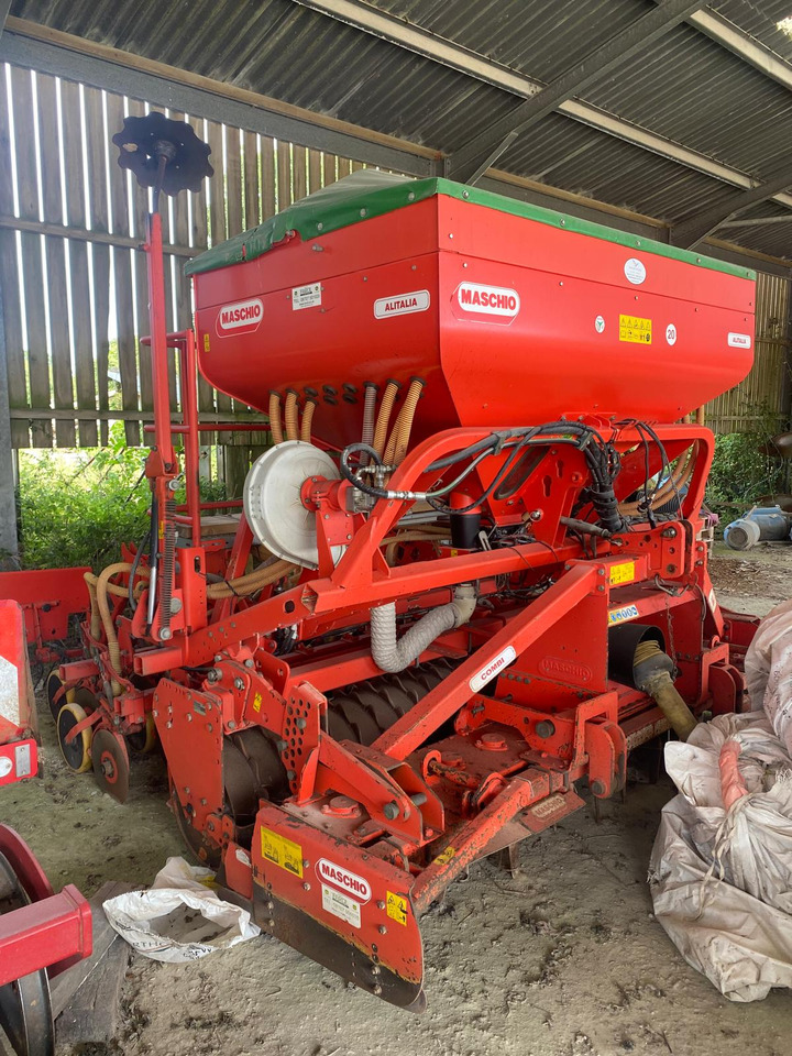 Maschio Alitalia 3mtr drill with 3mtr Power Harrow - Kombinált vetőgép: 1 kép. Maschio Alitalia 3mtr drill with 3mtr Power Harrow - Kombinált vetőgép: 1 kép.