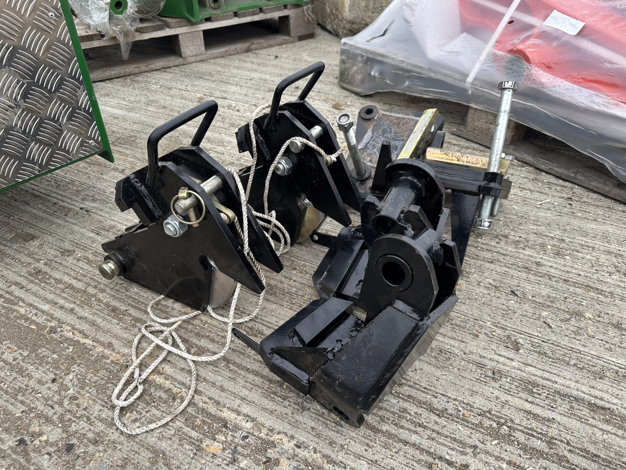 McConnel JCB 4220 Fastrac axle brackets - Rézsűkasza: 1 kép. McConnel JCB 4220 Fastrac axle brackets - Rézsűkasza: 1 kép.