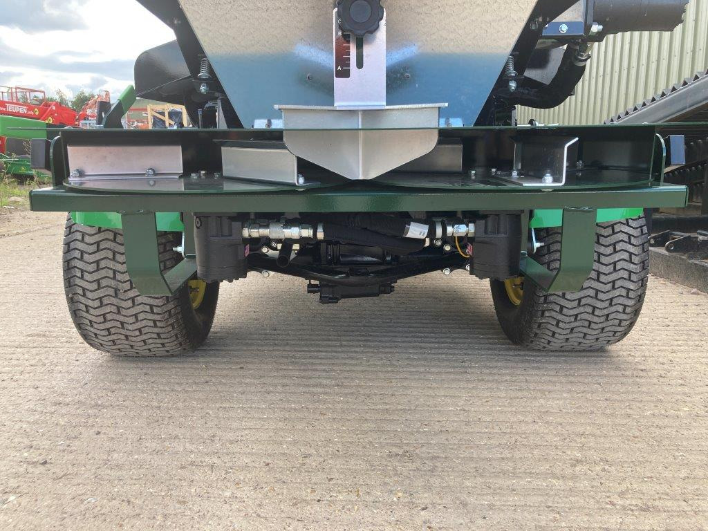 Turfco 1550 mounted top dresser - Kerti gépek: 3 kép. Turfco 1550 mounted top dresser - Kerti gépek: 3 kép.