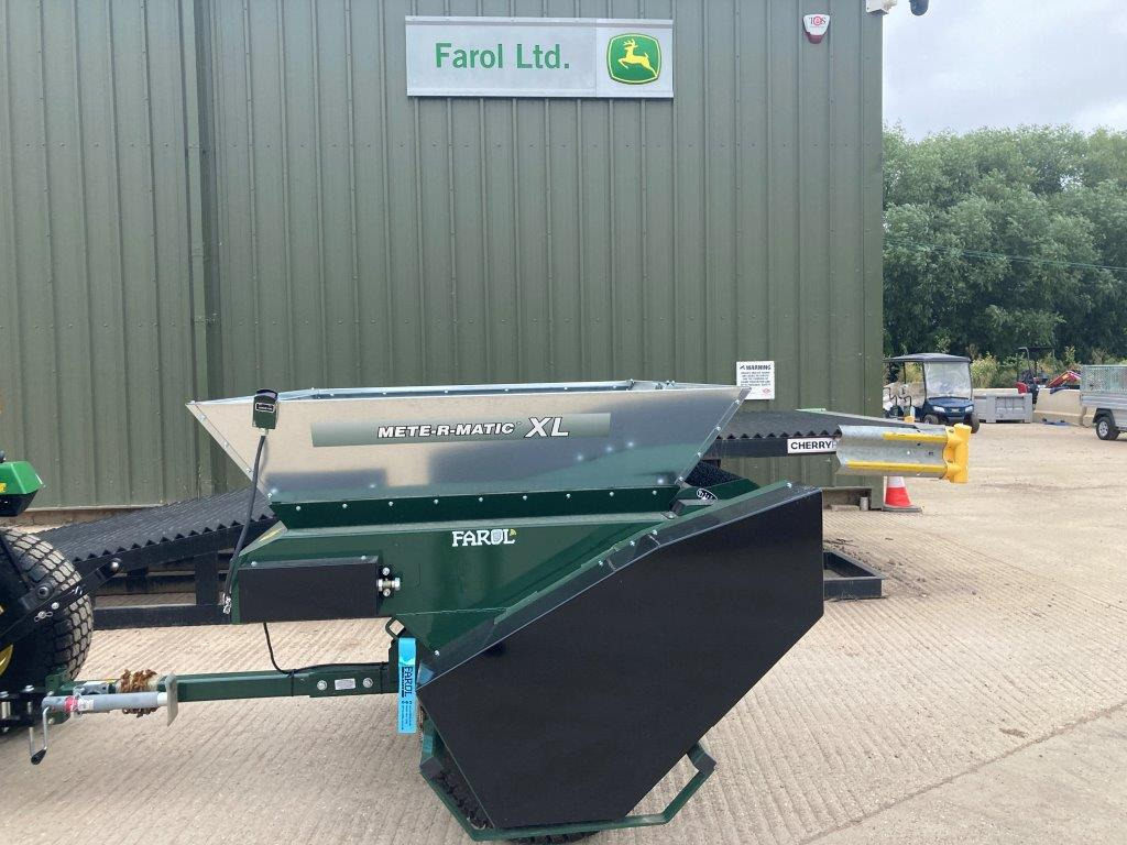 Turfco METE-R-MATIC XL Top Dresser - Kerti gépek: 2 kép. Turfco METE-R-MATIC XL Top Dresser - Kerti gépek: 2 kép.