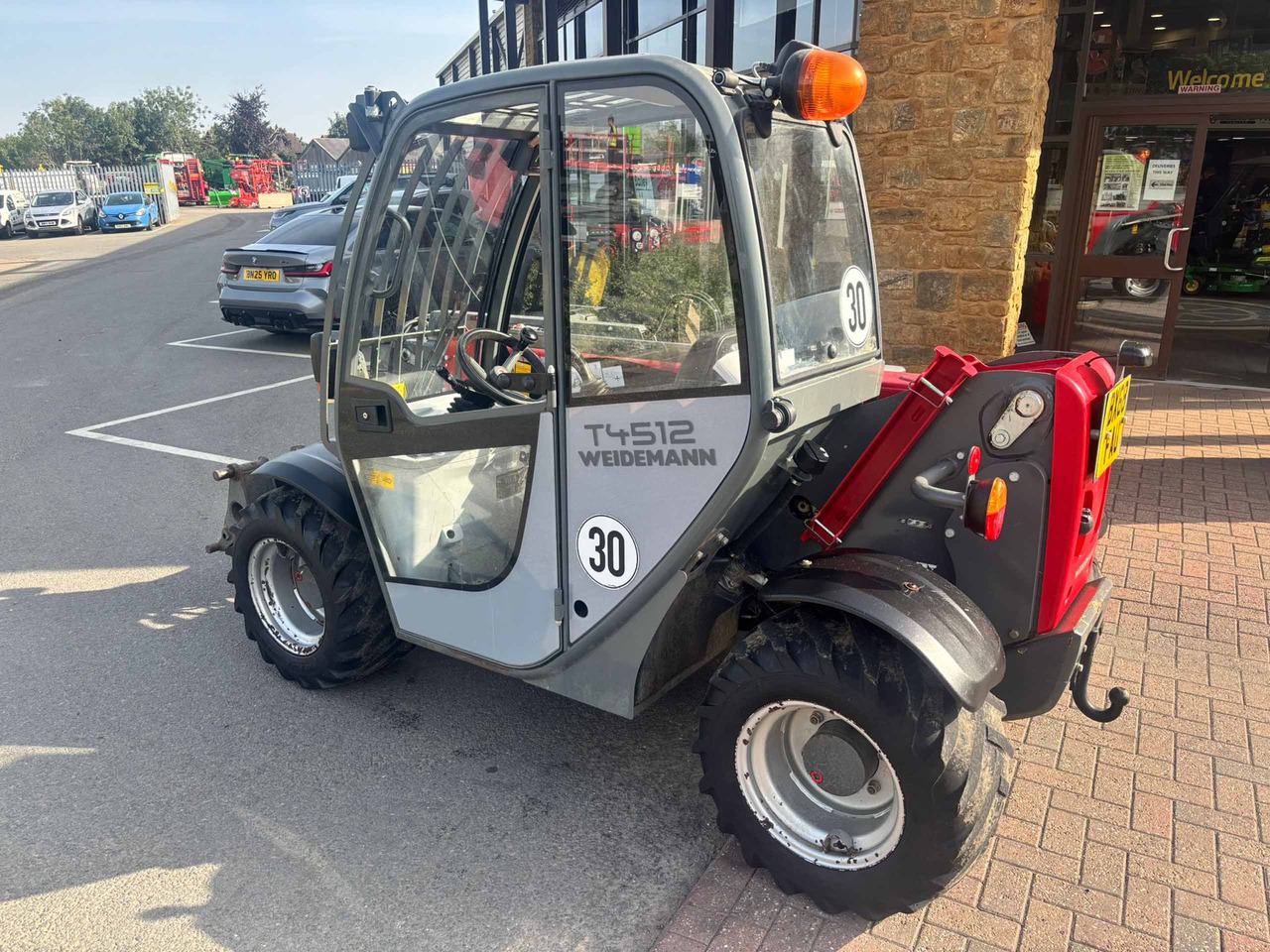 Weidemann T4512 - Teleszkópos rakodó: 3 kép. Weidemann T4512 - Teleszkópos rakodó: 3 kép.