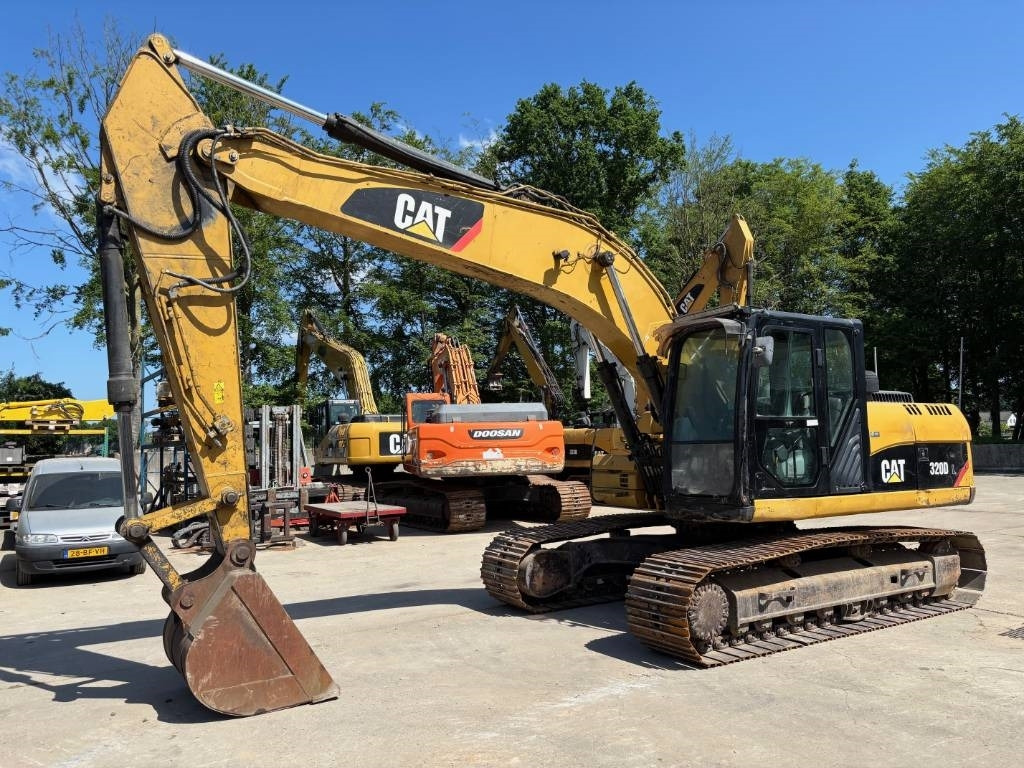 CAT 320 D L - Lánctalpas kotró: 1 kép. CAT 320 D L - Lánctalpas kotró: 1 kép.