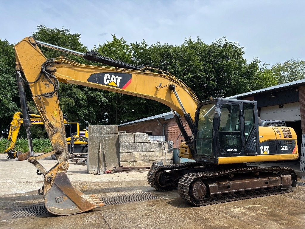 CAT 323 D LN - Lánctalpas kotró: 2 kép. CAT 323 D LN - Lánctalpas kotró: 2 kép.