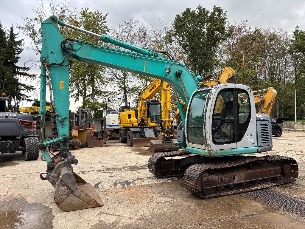 Kobelco SK 135 - Lánctalpas kotró: 1 kép. Kobelco SK 135 - Lánctalpas kotró: 1 kép.