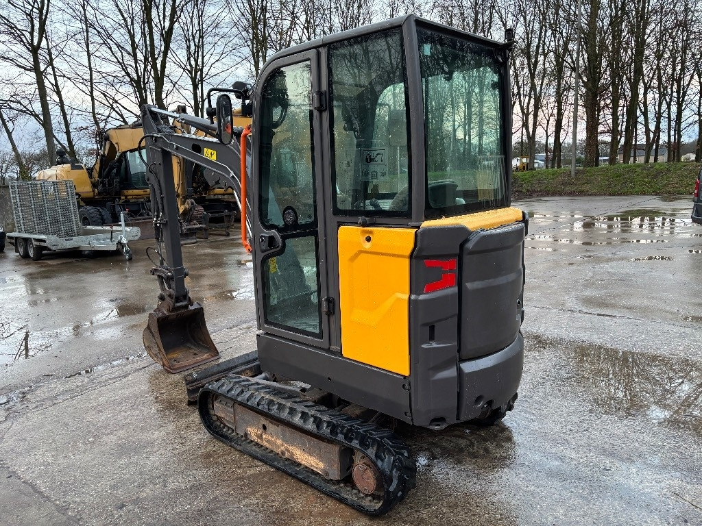 Volvo EC 20 E - Minikotró: 3 kép. Volvo EC 20 E - Minikotró: 3 kép.