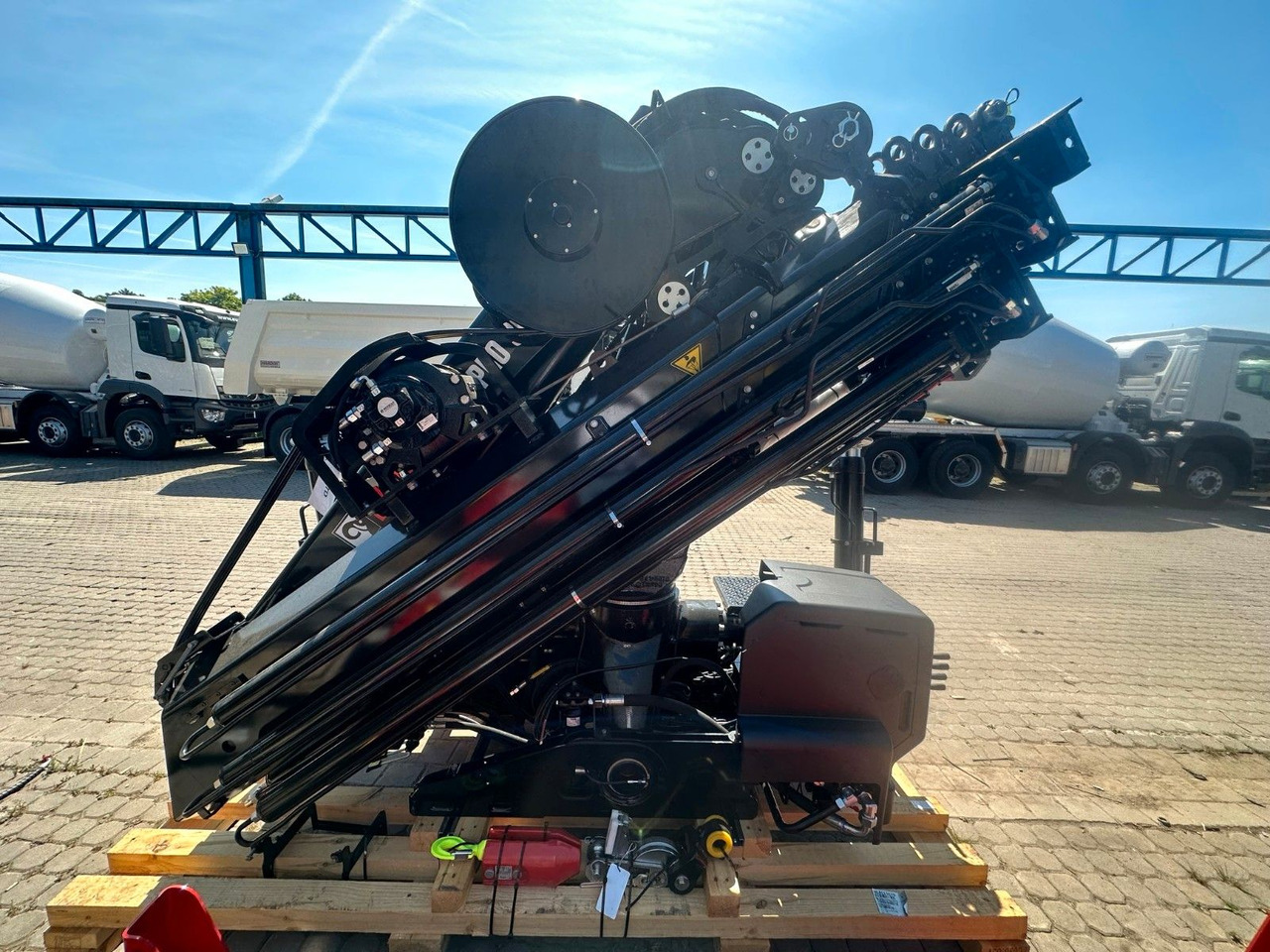 Kran HIAB X-HiPro 302 EP-5 - Darus autó: 2 kép. Kran HIAB X-HiPro 302 EP-5 - Darus autó: 2 kép.