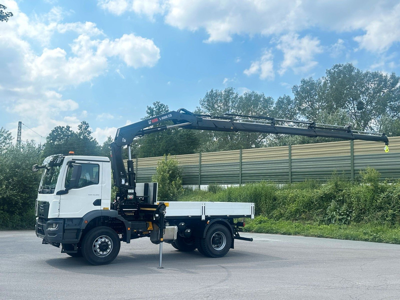 MAN TGM 18.320 4x4 Euro 6e Pritsche Hiab 228-4 Kran - Darus autó: 2 kép. MAN TGM 18.320 4x4 Euro 6e Pritsche Hiab 228-4 Kran - Darus autó: 2 kép.