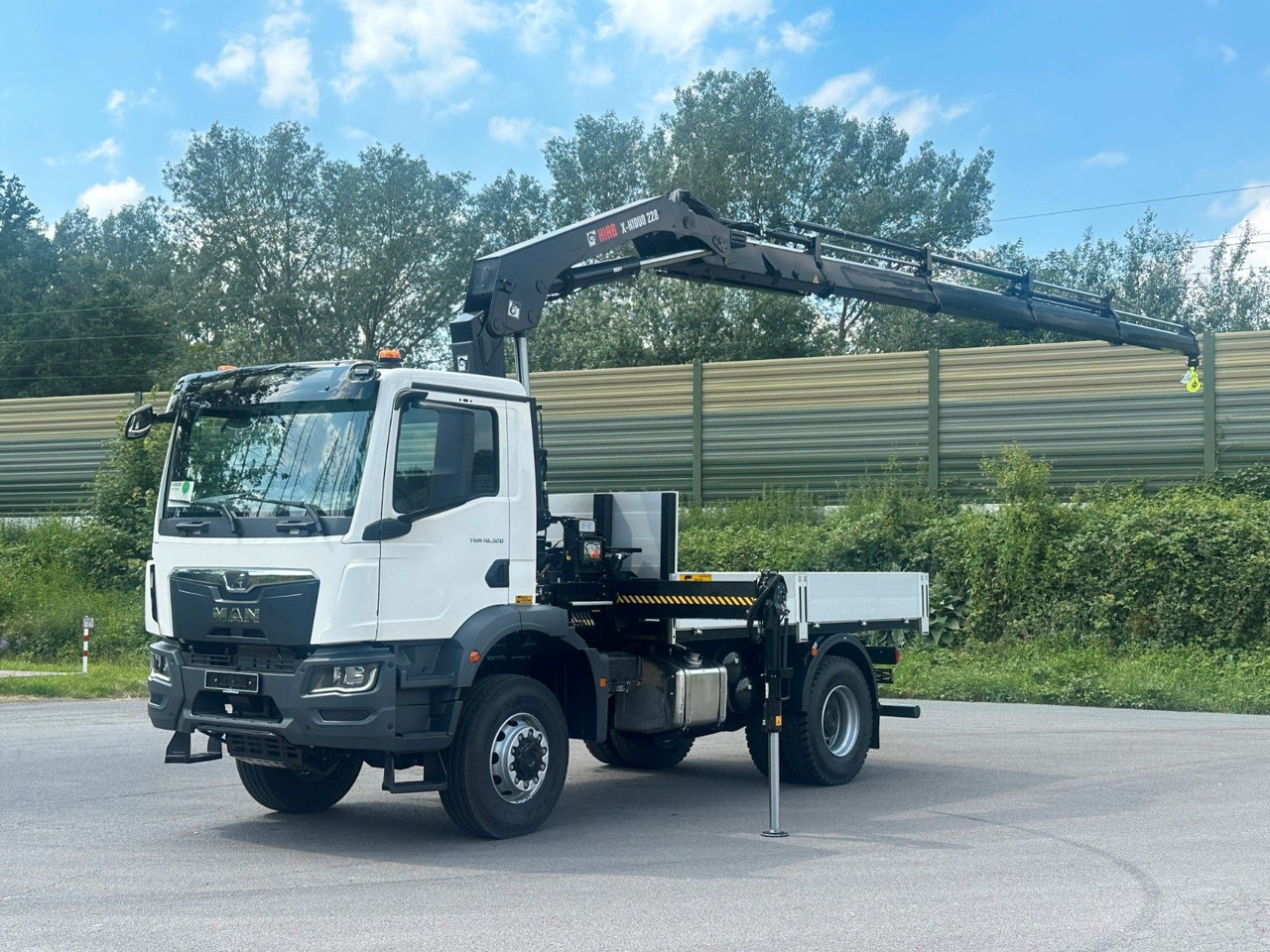 MAN TGM 18.320 4x4 Euro 6e Pritsche Hiab 228-4 Kran - Darus autó: 1 kép. MAN TGM 18.320 4x4 Euro 6e Pritsche Hiab 228-4 Kran - Darus autó: 1 kép.