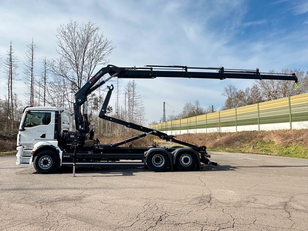 MAN TGS 26.470 6x2 Abrollkipper + Kran Hiab 228-4 - Horgos rakodó teherautó, Darus autó: 2 kép. MAN TGS 26.470 6x2 Abrollkipper + Kran Hiab 228-4 - Horgos rakodó teherautó, Darus autó: 2 kép.