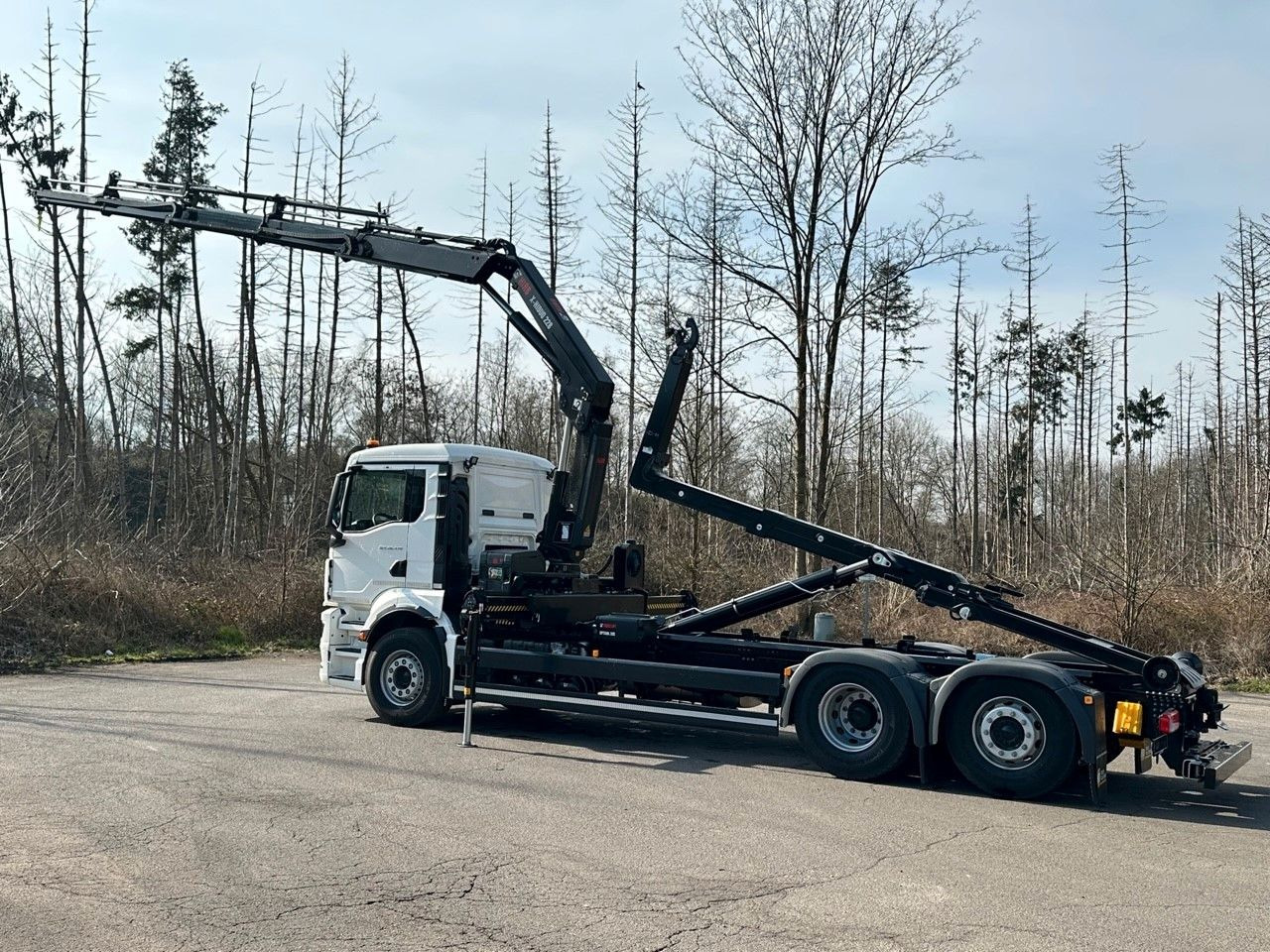 MAN TGS 26.470 6x2 Abrollkipper + Kran Hiab 228-4 - Horgos rakodó teherautó, Darus autó: 4 kép. MAN TGS 26.470 6x2 Abrollkipper + Kran Hiab 228-4 - Horgos rakodó teherautó, Darus autó: 4 kép.