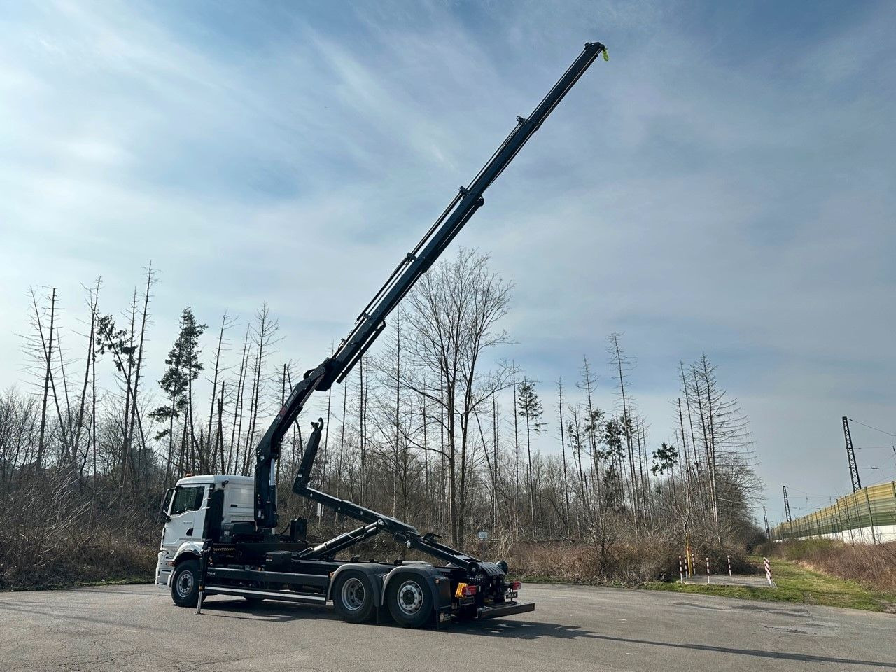 MAN TGS 26.470 6x2 Abrollkipper + Kran Hiab 228-4 - Horgos rakodó teherautó, Darus autó: 3 kép. MAN TGS 26.470 6x2 Abrollkipper + Kran Hiab 228-4 - Horgos rakodó teherautó, Darus autó: 3 kép.