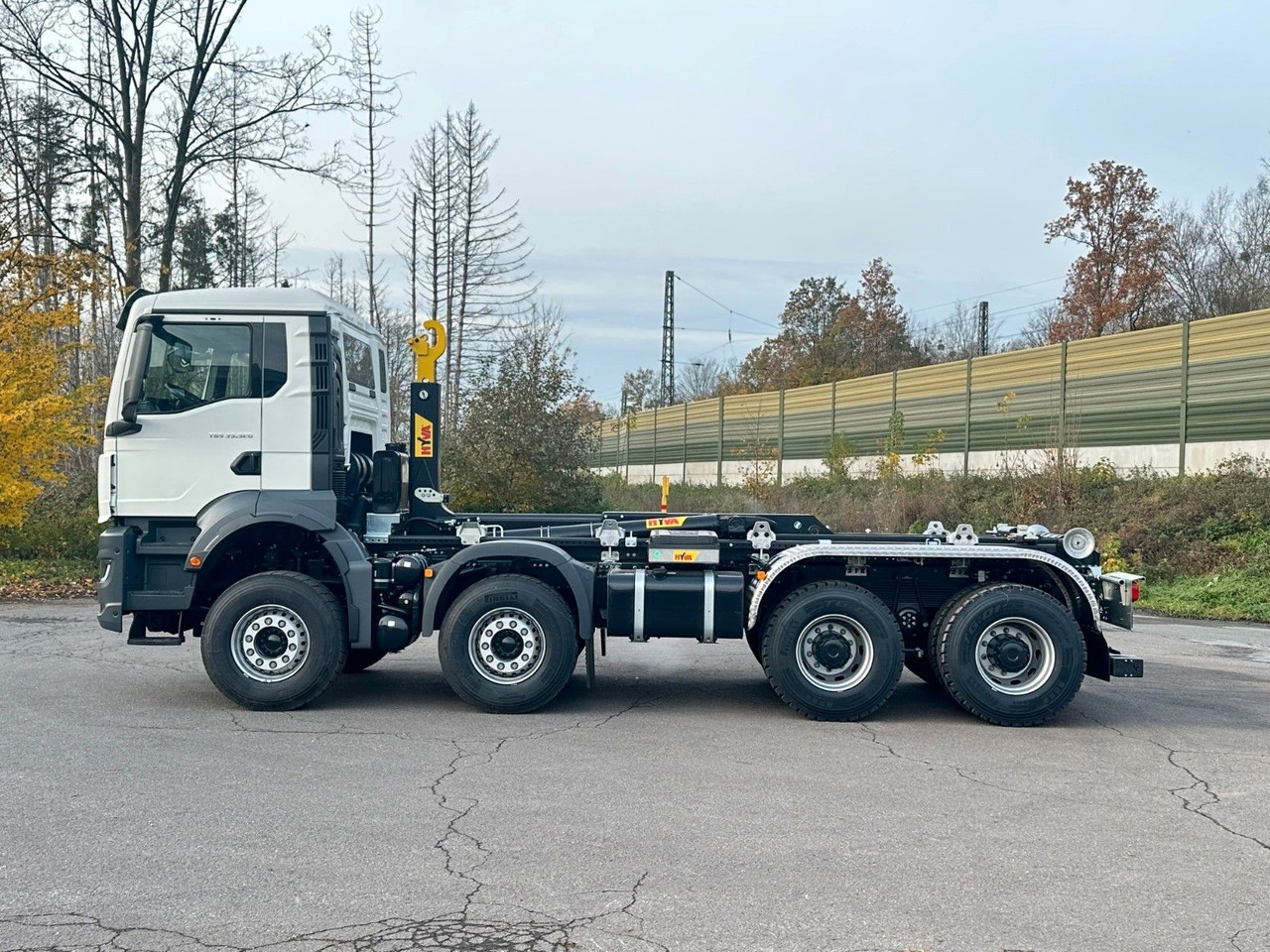 MAN TGS 35.520 8x4 Euro6e Hyva 26-55 Abrollkipper - Horgos rakodó teherautó: 3 kép. MAN TGS 35.520 8x4 Euro6e Hyva 26-55 Abrollkipper - Horgos rakodó teherautó: 3 kép.