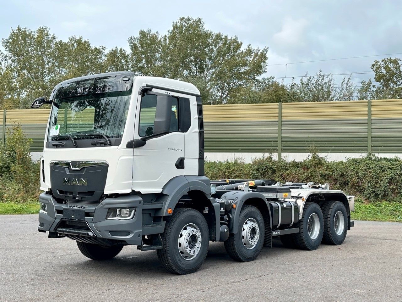 MAN TGS 41.440 8x4 Euro6e Hyva 26-55 Abrollkipper - Horgos rakodó teherautó: 3 kép. MAN TGS 41.440 8x4 Euro6e Hyva 26-55 Abrollkipper - Horgos rakodó teherautó: 3 kép.