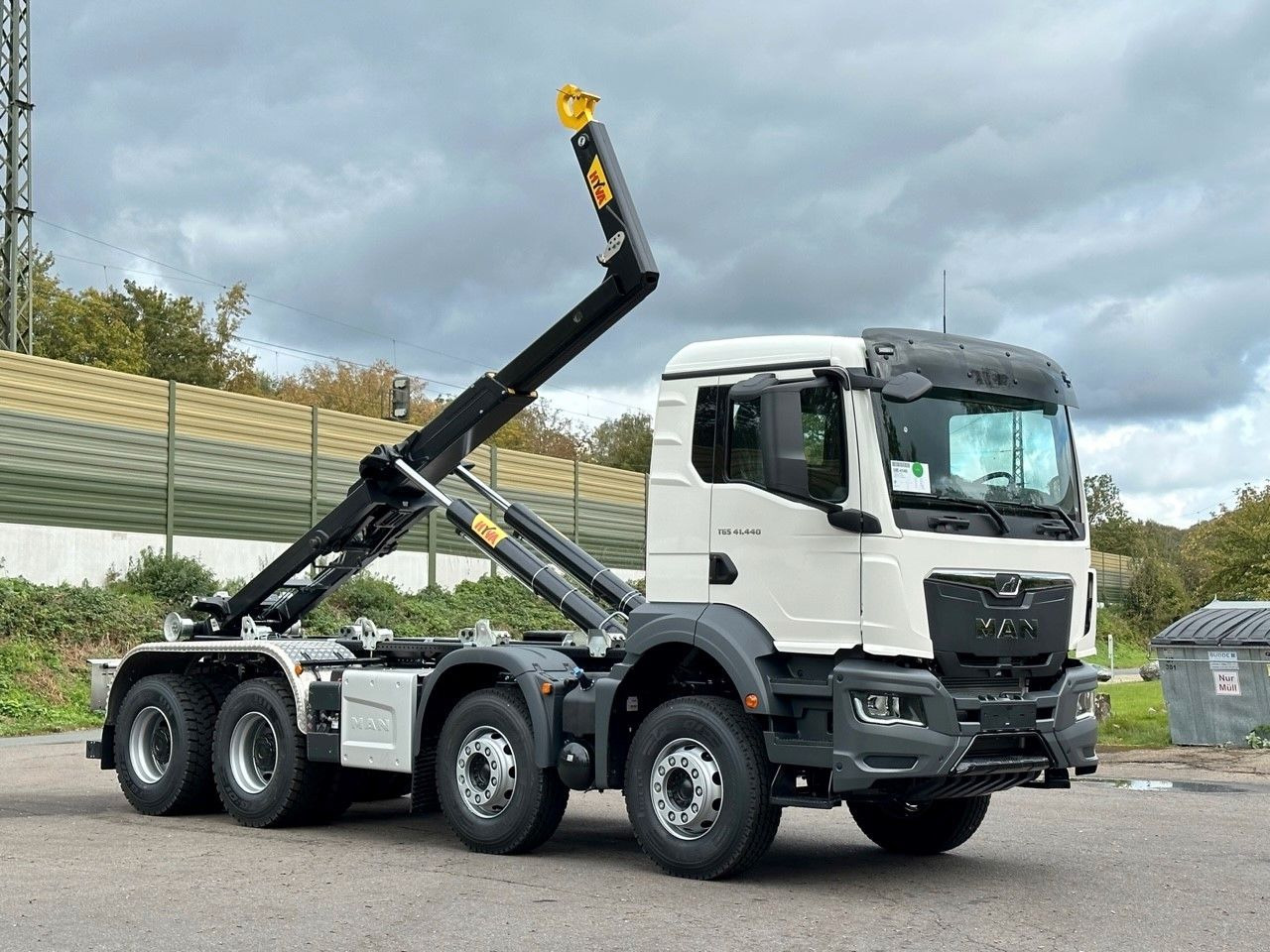 MAN TGS 41.440 8x4 Euro6e Hyva 26-55 Abrollkipper - Horgos rakodó teherautó: 1 kép. MAN TGS 41.440 8x4 Euro6e Hyva 26-55 Abrollkipper - Horgos rakodó teherautó: 1 kép.