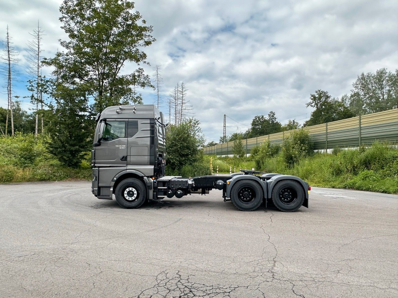 MAN TGX 26.580 6x4 Retarder - Nyergesvontató: 2 kép. MAN TGX 26.580 6x4 Retarder - Nyergesvontató: 2 kép.