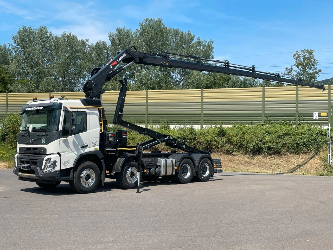 Volvo FMX 500 8x4 Abrollkipper + Kran Hiab 228-6 - Horgos rakodó teherautó, Darus autó: 1 kép. Volvo FMX 500 8x4 Abrollkipper + Kran Hiab 228-6 - Horgos rakodó teherautó, Darus autó: 1 kép.