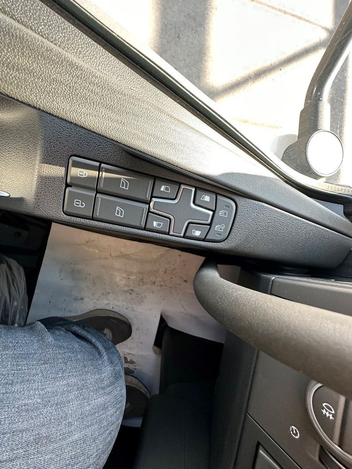 Alvaz teherautó Volvo FMX 500 8x4: 11 kép.