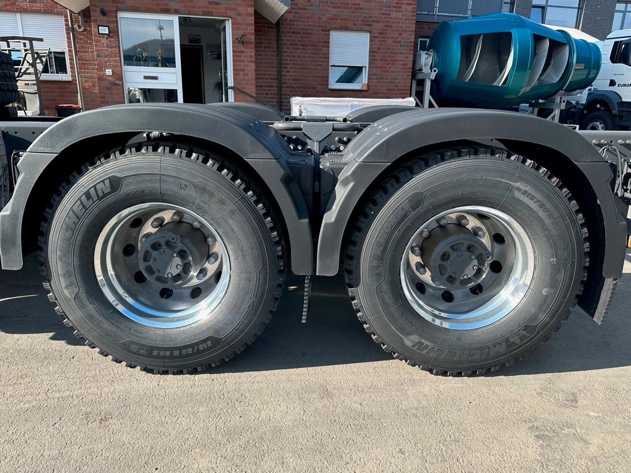 Alvaz teherautó Volvo FMX 500 8x4: 8 kép.
