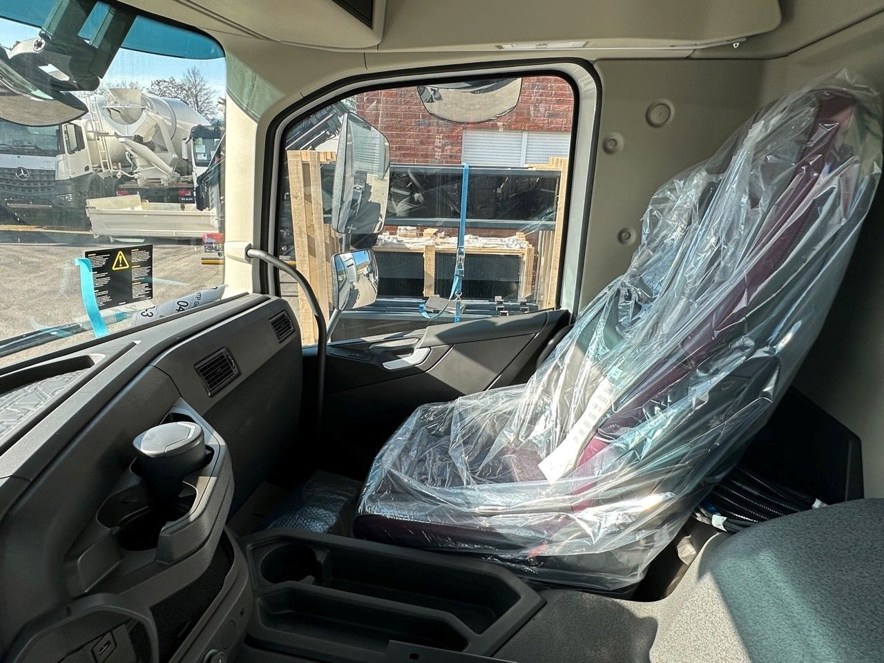 Alvaz teherautó Volvo FMX 500 8x4: 13 kép.