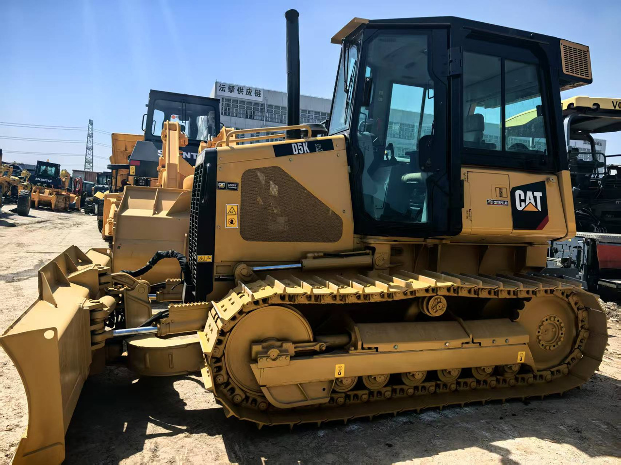 CATERPILLAR D5K - Buldózer: 1 kép. CATERPILLAR D5K - Buldózer: 1 kép.