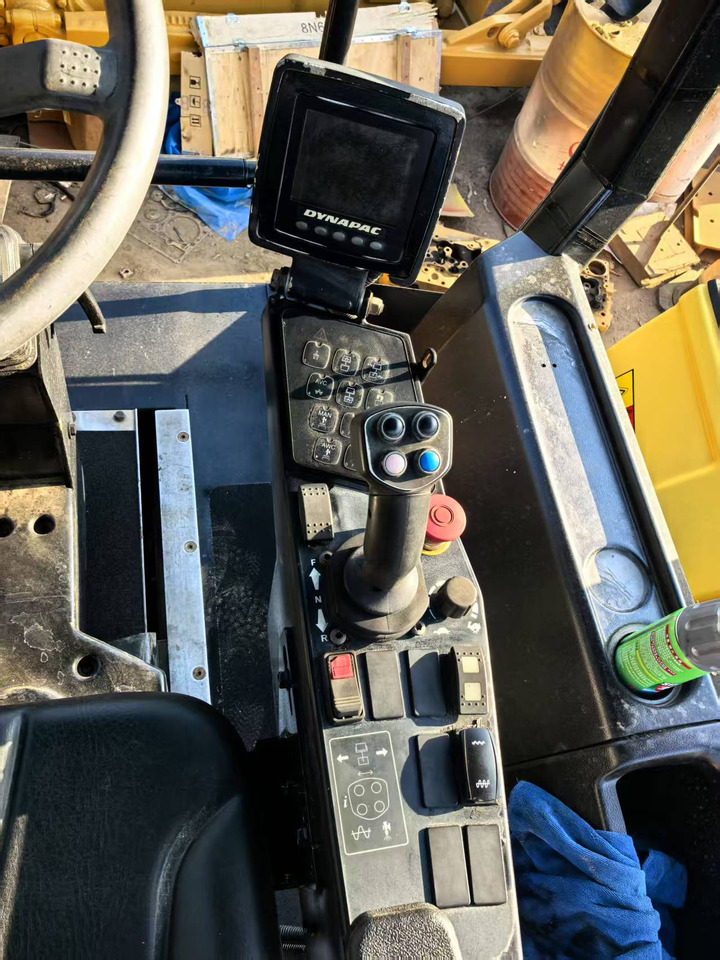 DYNAPAC CC6200 - Henger: 4 kép. DYNAPAC CC6200 - Henger: 4 kép.