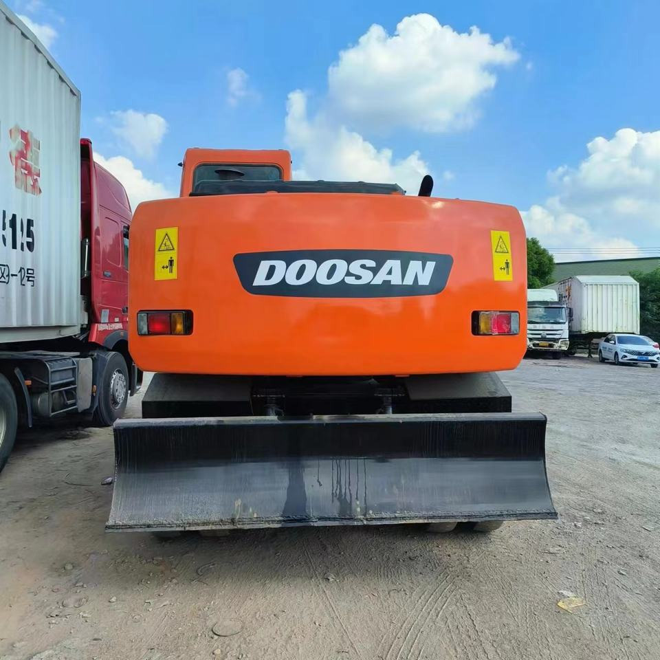 Doosan DH 150 LC-7 - Gumikerekes kotró: 5 kép. Doosan DH 150 LC-7 - Gumikerekes kotró: 5 kép.