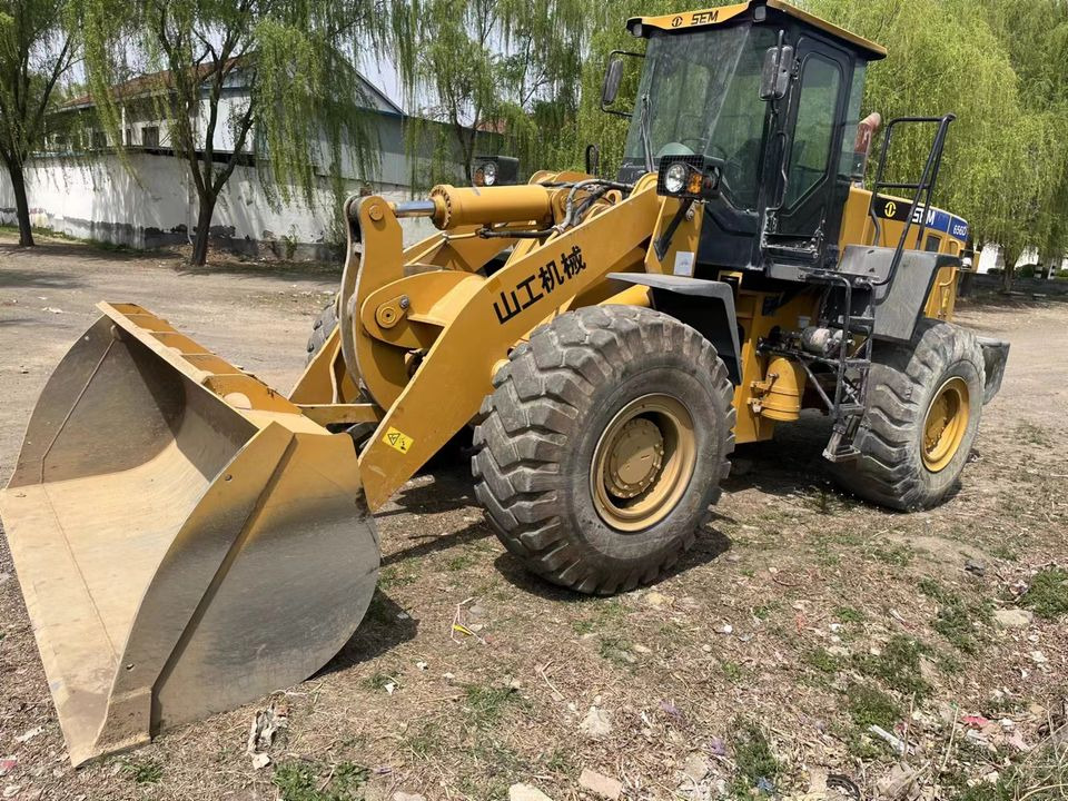 Earthmoving Machinery SEM 655F 655d 656d 656f 5ton Wheel Loader With Competitive Price SEM655D 655D - Gumikerekes homlokrakodó: 5 kép. Earthmoving Machinery SEM 655F 655d 656d 656f 5ton Wheel Loader With Competitive Price SEM655D 655D - Gumikerekes homlokrakodó: 5 kép.