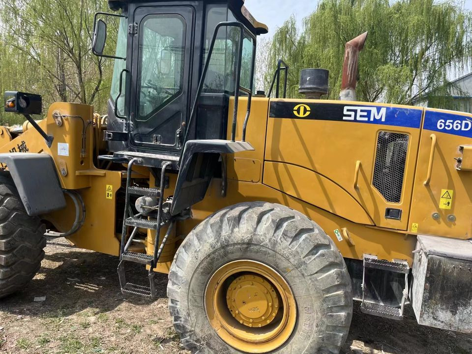 Earthmoving Machinery SEM 655F 655d 656d 656f 5ton Wheel Loader With Competitive Price SEM655D 655D - Gumikerekes homlokrakodó: 2 kép. Earthmoving Machinery SEM 655F 655d 656d 656f 5ton Wheel Loader With Competitive Price SEM655D 655D - Gumikerekes homlokrakodó: 2 kép.