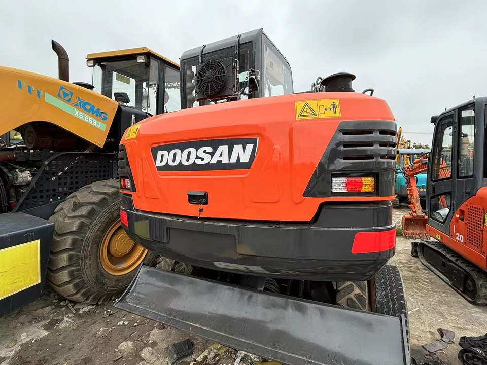 Hot Sale Used Doosan Dx75 Small 7.5t Wheel Excavator South Korea DX75 Mini Excavator for Sale Good Condition - Lánctalpas kotró: 4 kép. Hot Sale Used Doosan Dx75 Small 7.5t Wheel Excavator South Korea DX75 Mini Excavator for Sale Good Condition - Lánctalpas kotró: 4 kép.