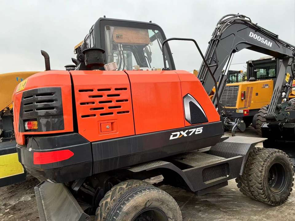 Hot Sale Used Doosan Dx75 Small 7.5t Wheel Excavator South Korea DX75 Mini Excavator for Sale Good Condition - Lánctalpas kotró: 3 kép. Hot Sale Used Doosan Dx75 Small 7.5t Wheel Excavator South Korea DX75 Mini Excavator for Sale Good Condition - Lánctalpas kotró: 3 kép.