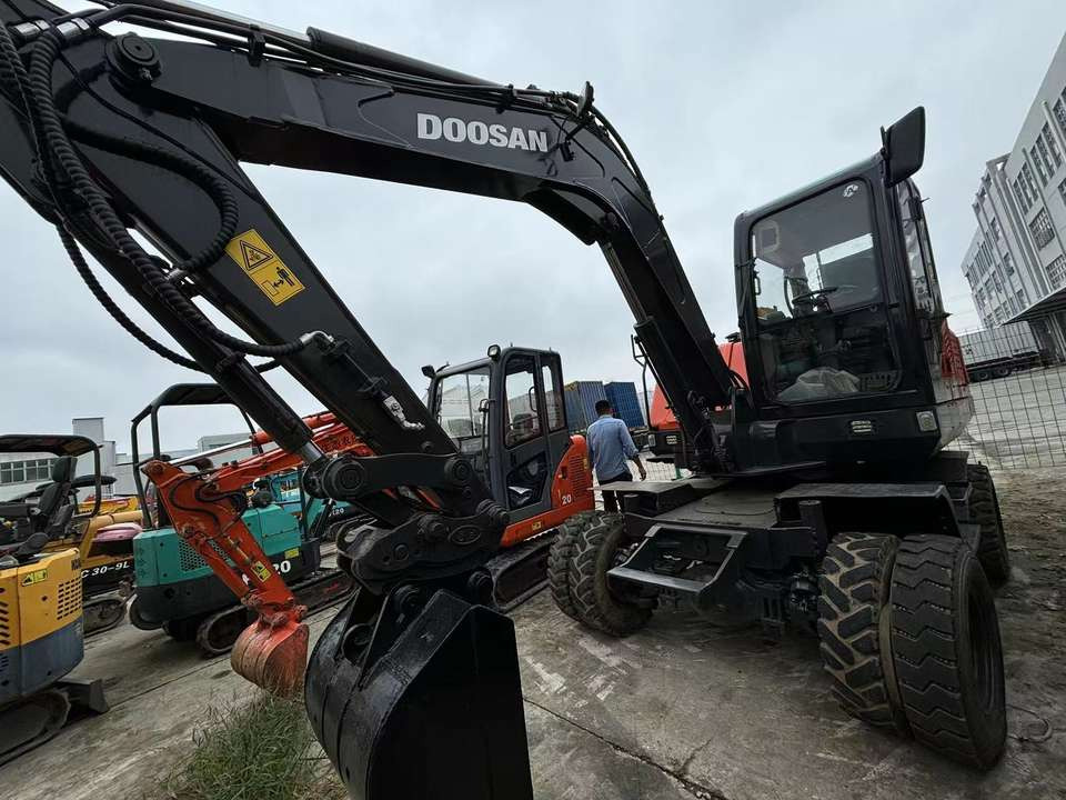 Hot Sale Used Doosan Dx75 Small 7.5t Wheel Excavator South Korea DX75 Mini Excavator for Sale Good Condition - Lánctalpas kotró: 2 kép. Hot Sale Used Doosan Dx75 Small 7.5t Wheel Excavator South Korea DX75 Mini Excavator for Sale Good Condition - Lánctalpas kotró: 2 kép.