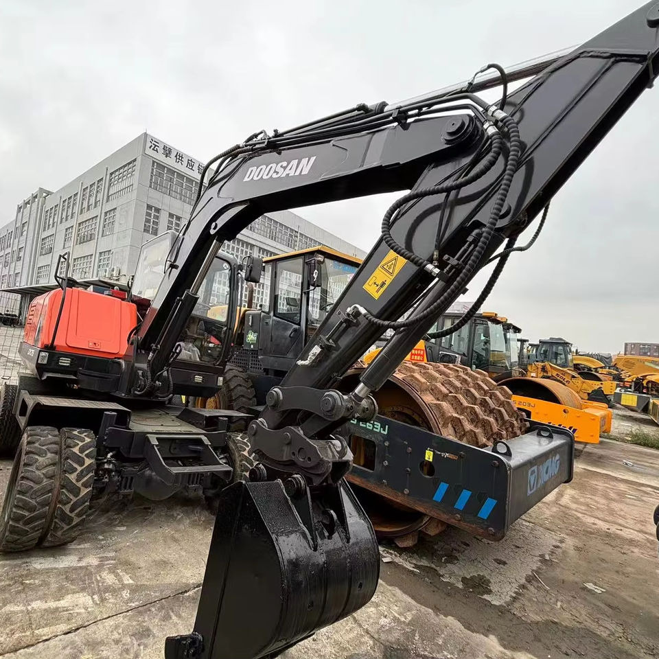 Hot Sale Used Doosan Dx75 Small 7.5t Wheel Excavator South Korea DX75 Mini Excavator for Sale Good Condition - Lánctalpas kotró: 1 kép. Hot Sale Used Doosan Dx75 Small 7.5t Wheel Excavator South Korea DX75 Mini Excavator for Sale Good Condition - Lánctalpas kotró: 1 kép.