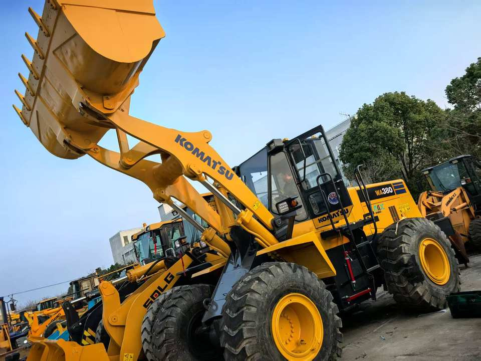 Japan Komatsu WA380-3 WA380-6 WA400-1 WA400-3 WA320-6 WA430-5 Mining Wheel Loader, Used Komatsu WA380 Mini Front End Loader - Gumikerekes homlokrakodó: 2 kép. Japan Komatsu WA380-3 WA380-6 WA400-1 WA400-3 WA320-6 WA430-5 Mining Wheel Loader, Used Komatsu WA380 Mini Front End Loader - Gumikerekes homlokrakodó: 2 kép.