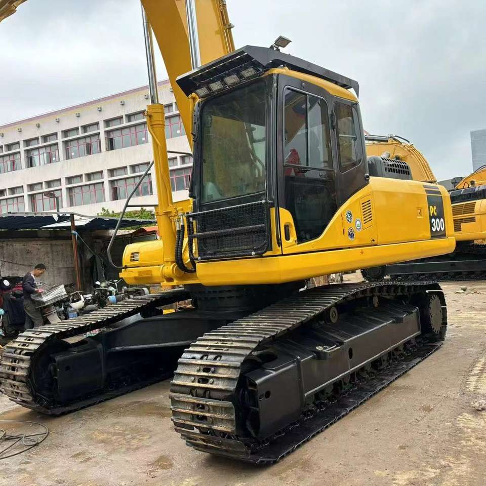 KOMATSU PC 300 - Lánctalpas kotró: 4 kép. KOMATSU PC 300 - Lánctalpas kotró: 4 kép.