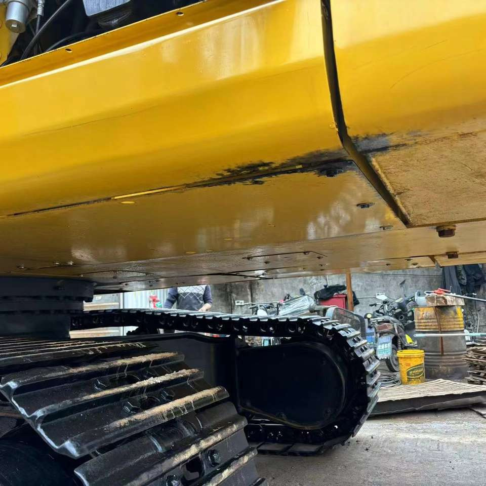 KOMATSU PC 300 - Lánctalpas kotró: 3 kép. KOMATSU PC 300 - Lánctalpas kotró: 3 kép.