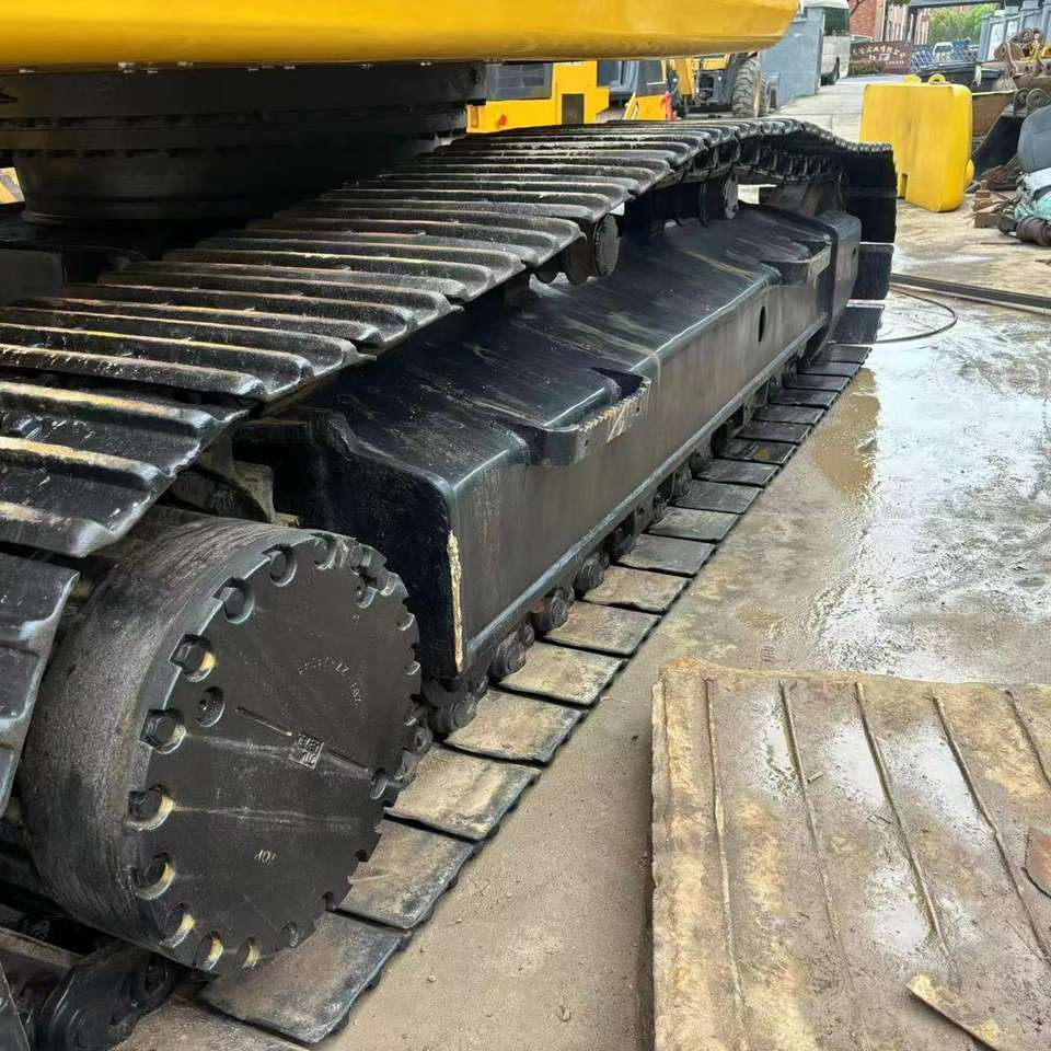 KOMATSU PC 300 - Lánctalpas kotró: 2 kép. KOMATSU PC 300 - Lánctalpas kotró: 2 kép.