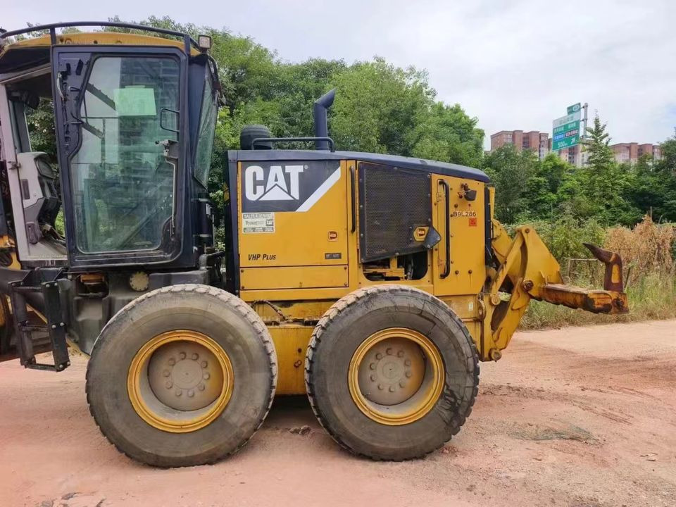 Original CAT 160M Grader Used Caterpillar Brand CAT 140H 140K 160K 120H 14G Motor Grader High Quality - Gréder: 2 kép. Original CAT 160M Grader Used Caterpillar Brand CAT 140H 140K 160K 120H 14G Motor Grader High Quality - Gréder: 2 kép.