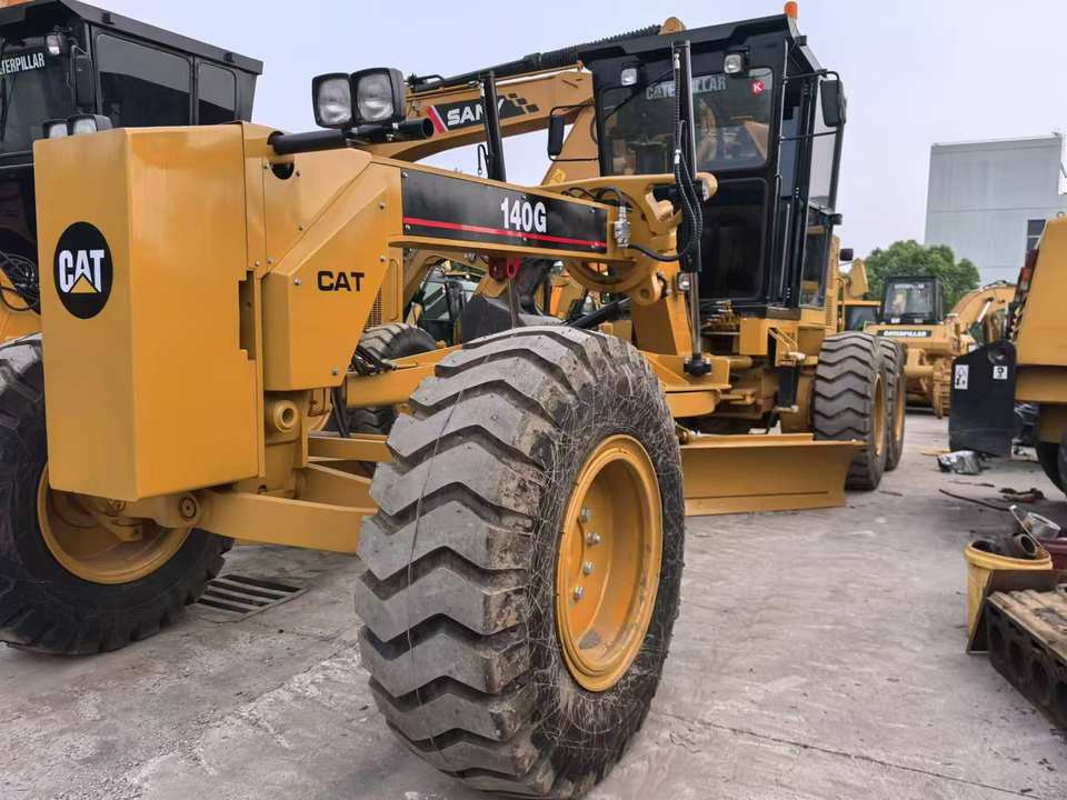 Second Hand Used Construction Machinery Japanese CAT 140G Grader Caterpillar Brand for Sale With Good Condition and Price - Gréder: 2 kép. Second Hand Used Construction Machinery Japanese CAT 140G Grader Caterpillar Brand for Sale With Good Condition and Price - Gréder: 2 kép.
