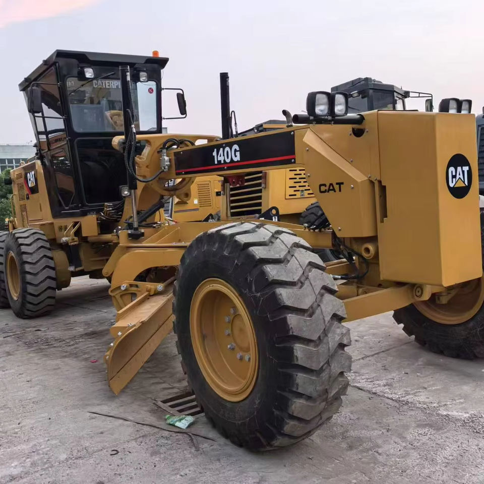 Second Hand Used Construction Machinery Japanese CAT 140G Grader Caterpillar Brand for Sale With Good Condition and Price - Gréder: 1 kép. Second Hand Used Construction Machinery Japanese CAT 140G Grader Caterpillar Brand for Sale With Good Condition and Price - Gréder: 1 kép.