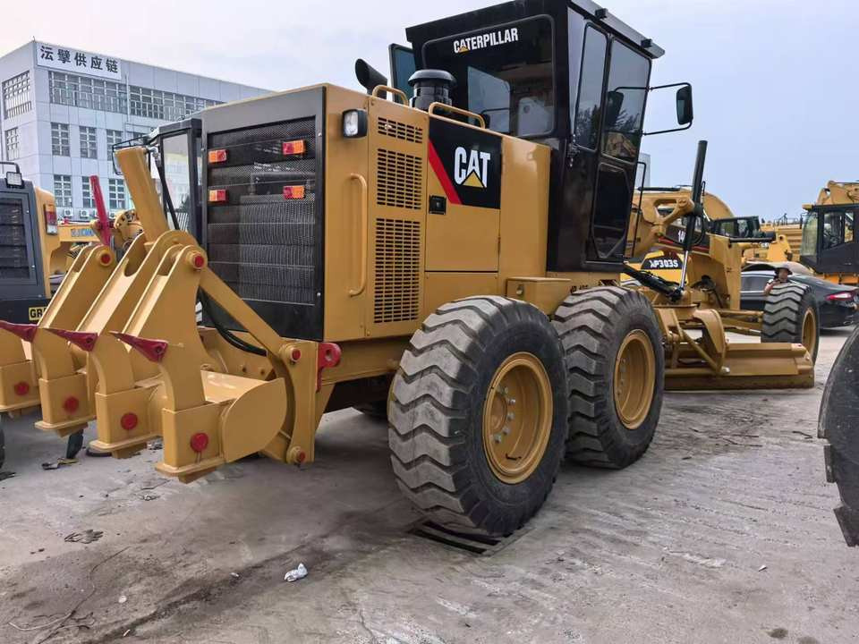 Second Hand Used Construction Machinery Japanese CAT 140G Grader Caterpillar Brand for Sale With Good Condition and Price - Gréder: 5 kép. Second Hand Used Construction Machinery Japanese CAT 140G Grader Caterpillar Brand for Sale With Good Condition and Price - Gréder: 5 kép.